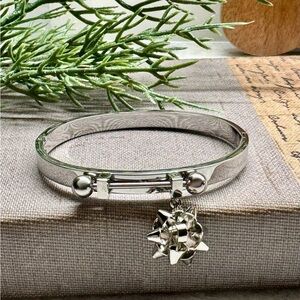 New Silver Tone Bow Birthday Holiday Hinged Bangle Bracelet - Size Small (7”)